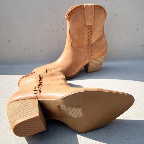 NEW Western Cowboy Whipstitched Ankle Boots
Pointy Toe Block Heel Distress Taupe - Picture 9 of 15
